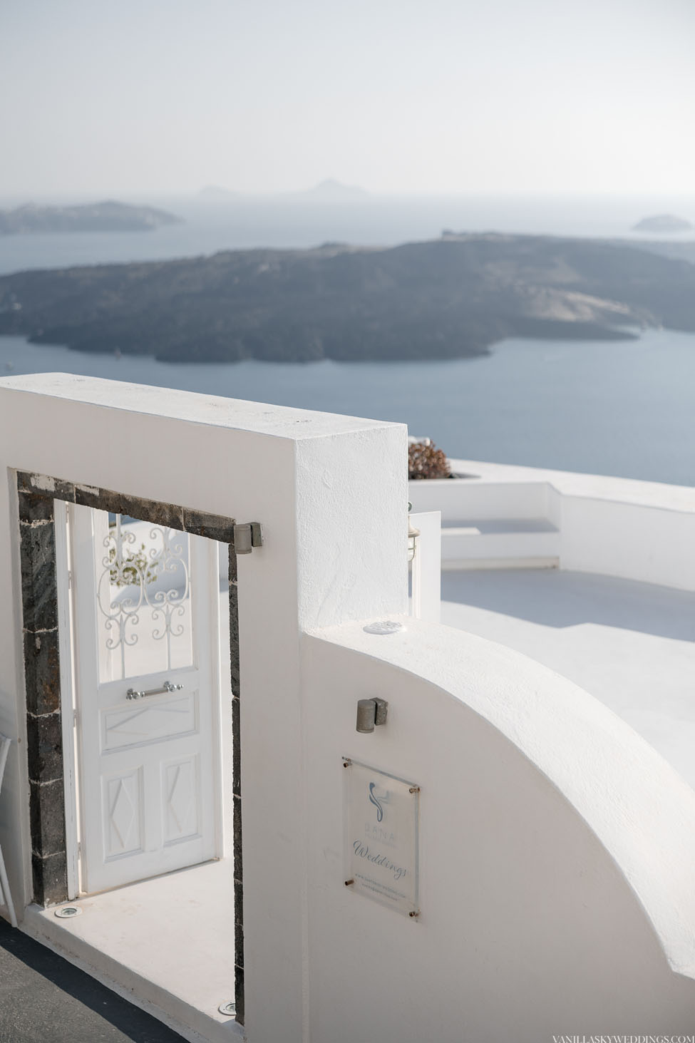 a&a_intimate_elopement_dana_villas_location_santorini_greece